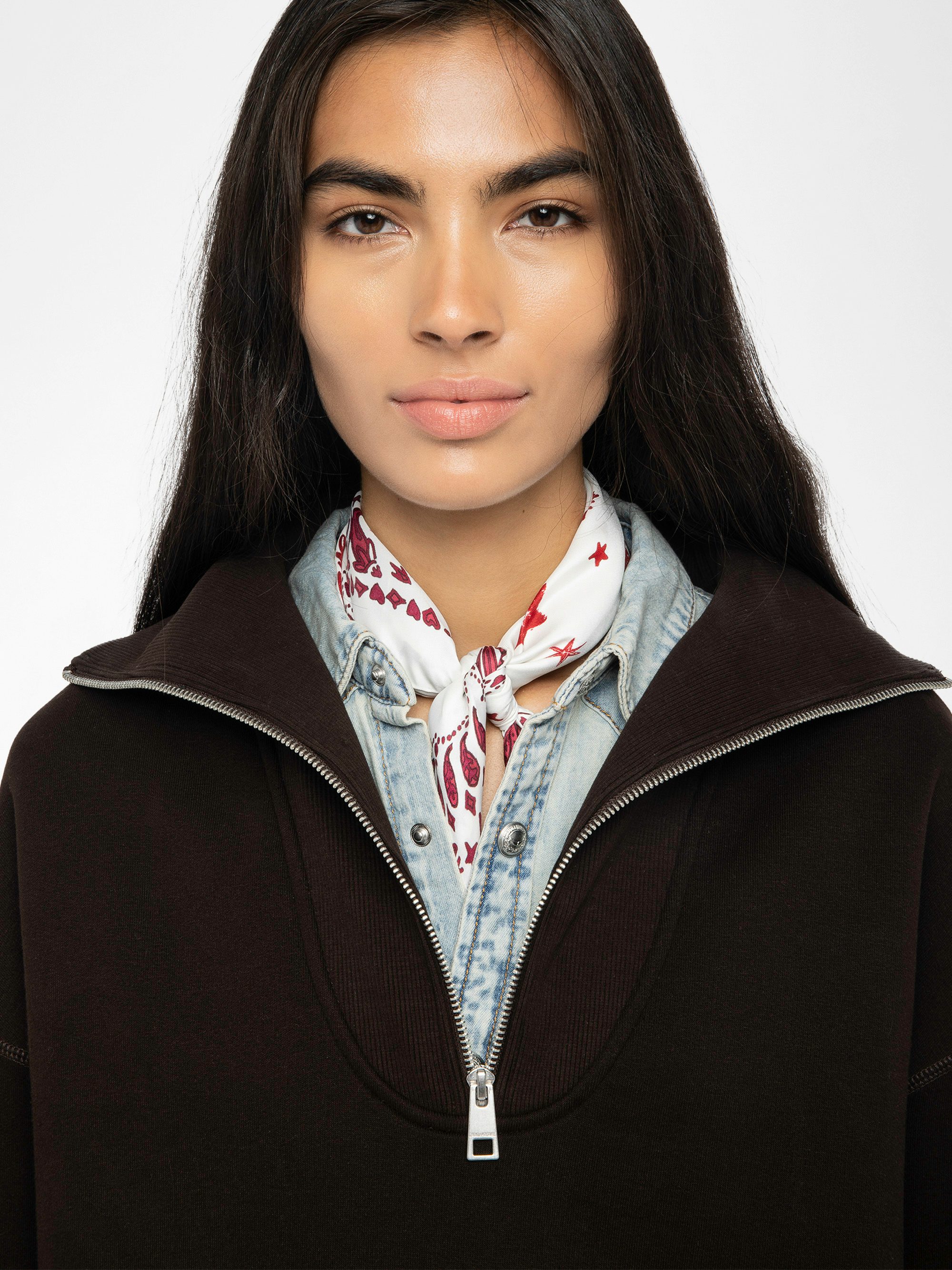 Maya Sweatshirt - Sweatshirt with high collar and zip closure with embroidery and rhinestones on back.